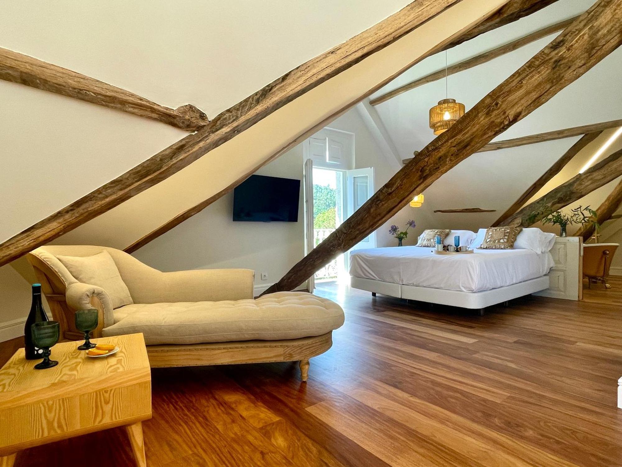 Suite con cama grande y balcón